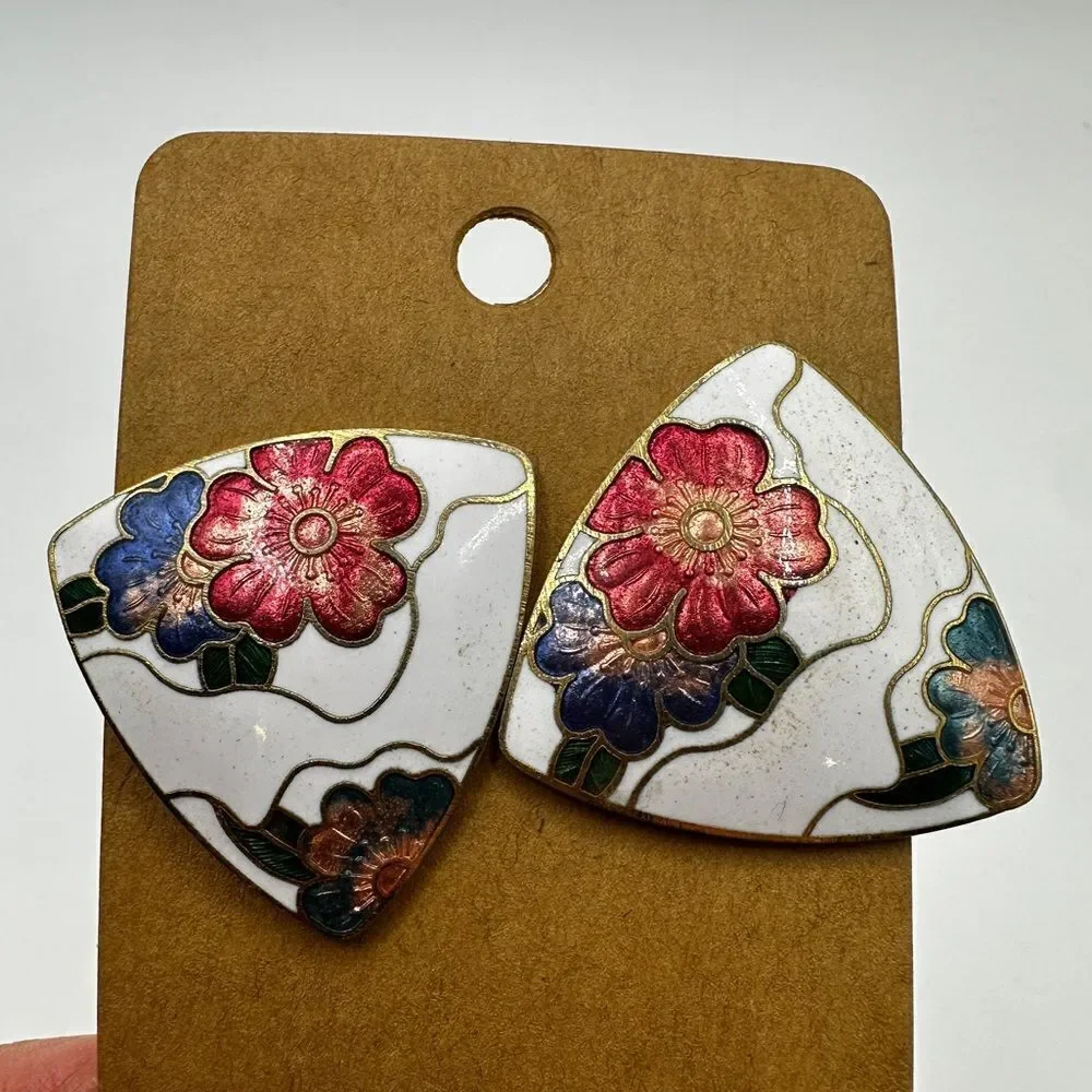 Stunning vintage trillion shaped Cloisonne white enamel with flowers‎ earrings!